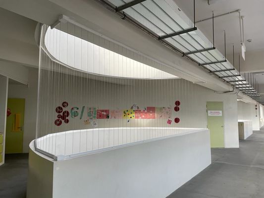 目に見えない安全グリルは、美観を維持しながら子供やペットを効果的に保護するように設計された目に見えない安全バリアです。