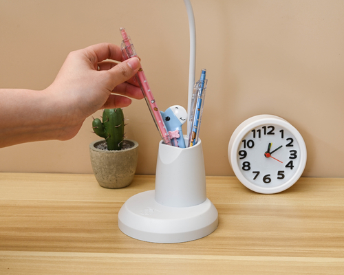 どんなレベルも 明るさ リチウム 充電電池で動いた LED ペンを保持するテーブルランプ