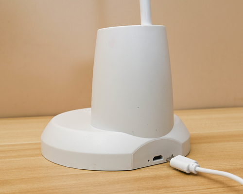 スタイリッシュなタッチコントロール 現代の充電テーブルランプ 完璧な色パレット
