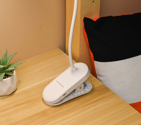調節可能な腕寝室テーブルランプ 快適な雰囲気のために3レベルの明るさ