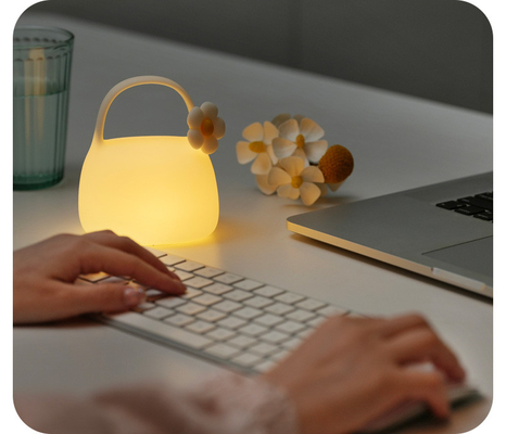 暖かい白色LEDテーブルランプ 寝室用 USB リチャージ可能なシリコン素材