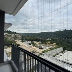 バルコニー 目に見えないグリル 透明な網状安全ソリューション 耐久性と現代建築のための美学的な魅力を組み合わせる