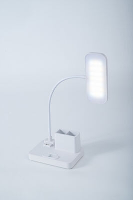 USB充電ポートと3段階の明るさ調整機能を備えた、ワークスペースを照らす充電式デスクランプ