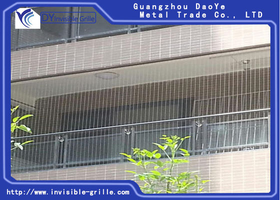 都市海岸の谷のバルコニーの見えないグリルの眺めを楽しむために子供ペットを保護しなさい