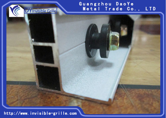 寝室の見えないグリルを修理するミルクの白いアルミニウム線路