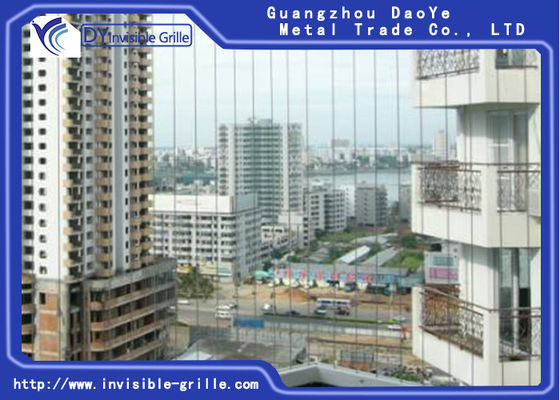 階段の柵のプールの安全柵で囲む囲うこととして取付けられている見えないグリル