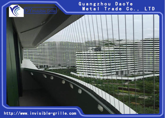 バルコニーの見えないグリルの下の反錆の構造の上